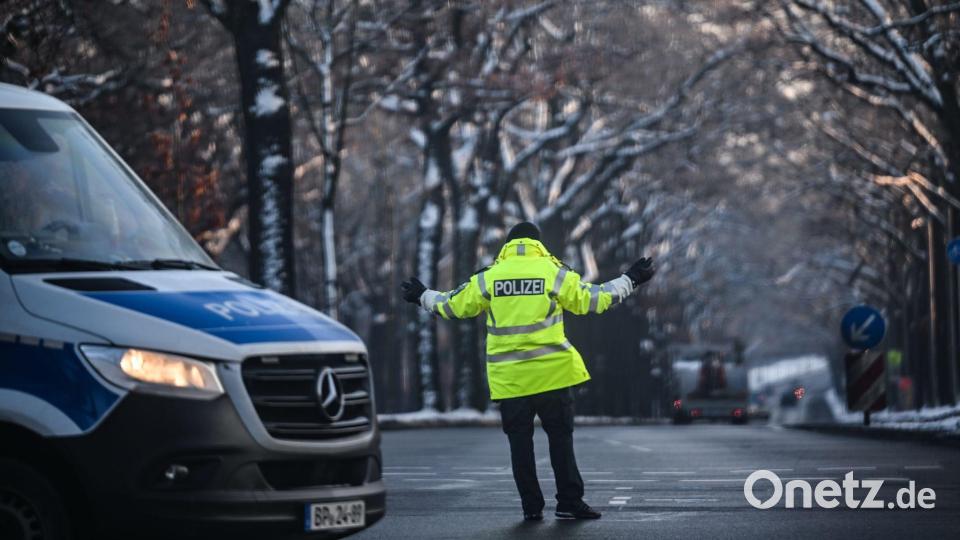 Ein Polizist regelt den Verkehr an einer Kreuzung, an der die Ampel ausgefallen ist. Bild: Britta Pedersen/dpa