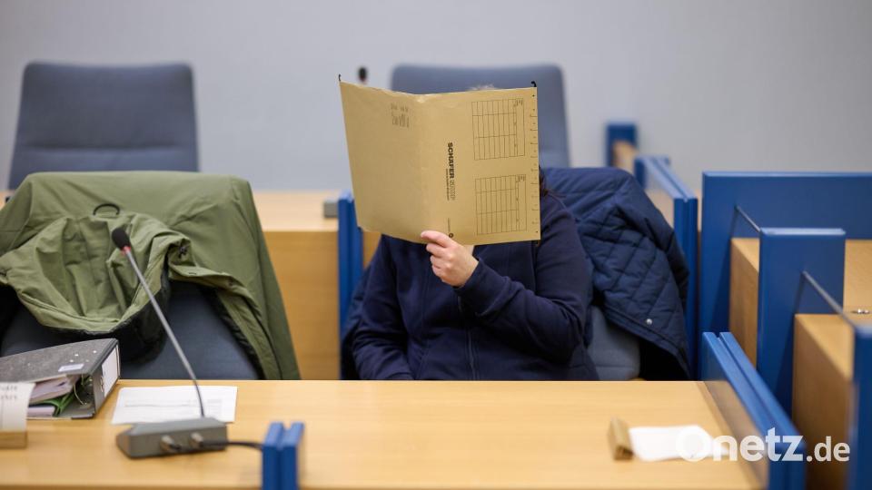 Der Prozess begann ohne den angeklagten Großvater Bild: Bernd Thissen/dpa