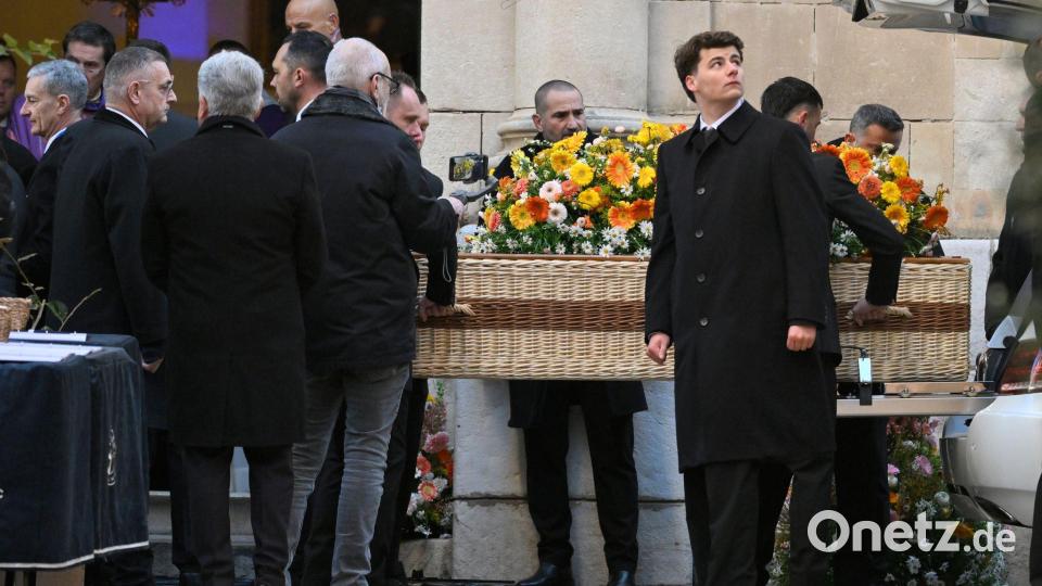 Der Sarg der Schauspielerin Brigitte Bardot wird zur Trauerfeier in die Kirche Notre-Dame de l'Assomption getragen. Bild: Philippe Magoni/AP/dpa