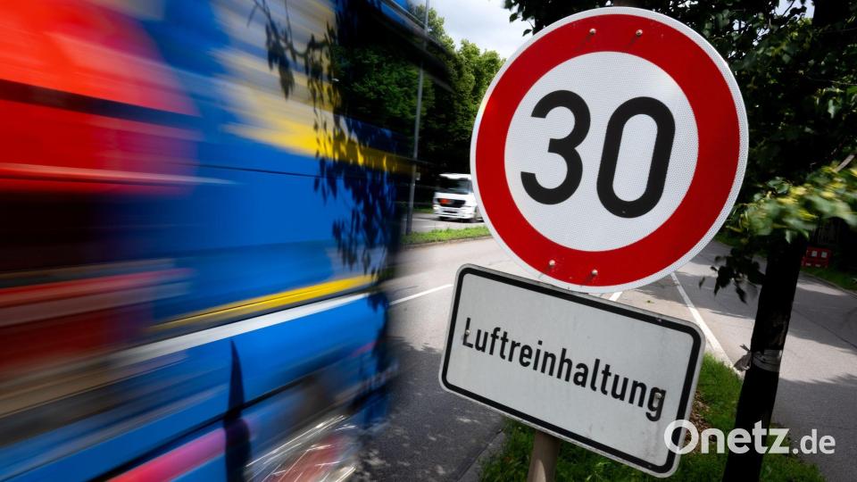 Wegen zu hoher Stickstoffdioxidwerte dürfen Autos an der Landshuter Alle nicht schneller als 30 Kilometer pro Stunde fahren. (Symbolbild) Bild: Sven Hoppe/dpa