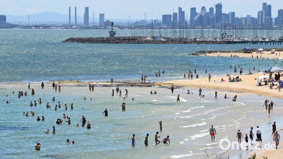 Auf der anderen Seite der Welt ist Sommer: Menschen baden an einem Strand in Australien. Bild: James Ross/AAP/dpa