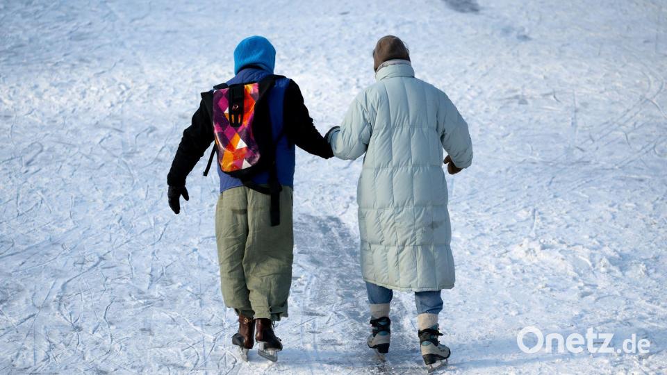 Viele Menschen in Bayern nutzen die frostigen Temperaturen für winterliche Ausflüge - auch auf Schlittschuhen. Bild: Sven Hoppe/dpa