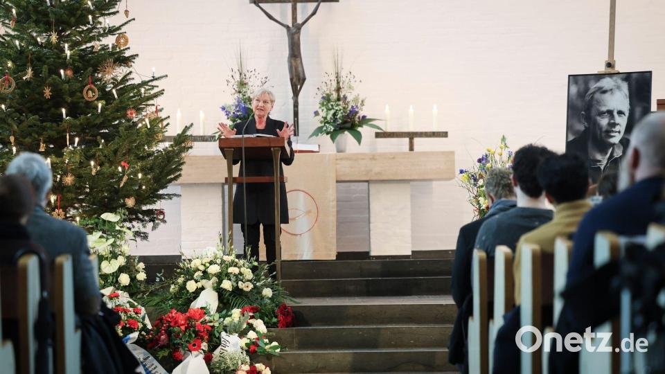 Auch Bischöfin Kirsten Fehrs hielt eine Rede. Bild: Christian Charisius/dpa