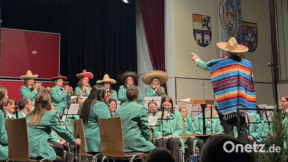 Gekonnt imitierten die Musiker der Jugendblaskapelle auf ihren Trompeten das Klagegeschrei des Mädchen bei dem Titel "Speedy Gonzales". Bild: Franz Wagner