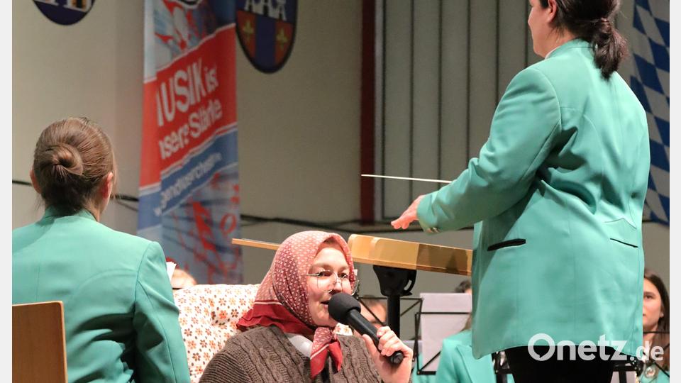 Bei dem Stück "Rapunzel" schlüpfte Verena Raab in die Rolle der "Märchen-Oma" und Marion Schärtl übernahm den Dirigentenstab für die phantasievolle Tondichtung in vier Sätzen. Bild: Franz Wagner