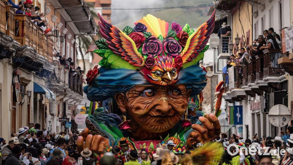Feiernde nehmen in Pasto, Kolumbien, am schwarz-weißen Karneval teil. Bild: Ivan Valencia/AP/dpa