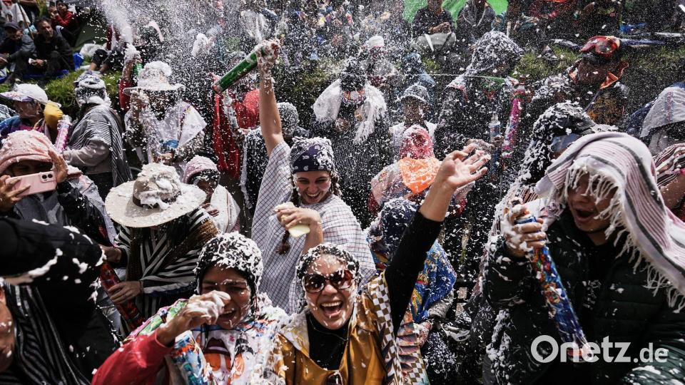 Beim Karneval der Schwarzen und Weißen wird die Überwindung ethnischer Unterschiede gefeiert. Bild: Ivan Valencia/AP/dpa