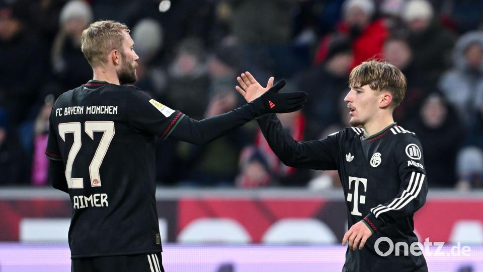 Gut gemacht, Junge: Konrad Laimer (l) klatscht mit Lennart Karl nach dessen Treffer zum 2:0 für den FC Bayern ab. Bild: Sven Hoppe/dpa