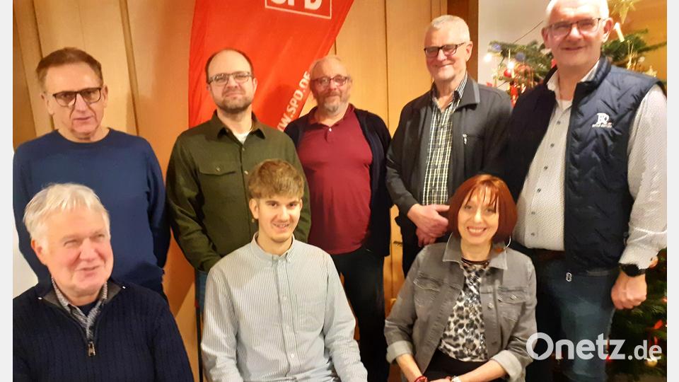 Sie kandidieren für die SPD für die Kommunalwahl (hinten, von links): Hans Schindler, Franz Josef Schöpf, Reinhard Heier, Günter Deiml, Kreisvorsitzender Uli Roth sowie (vorne, von links) Elmar Högl, Tom Unglaub und Jutta Deiml. Bild: Alfred Schuster