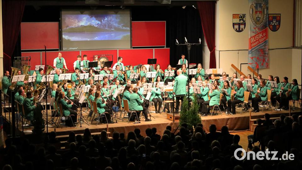 Die Jugendblaskapelle Nabburg, unter der Leitung von Markus Ferstl, entfachte beim Neujahrskonzert ein musikalisches Feuerwerk der Extraklasse. Bild: Franz Wagner