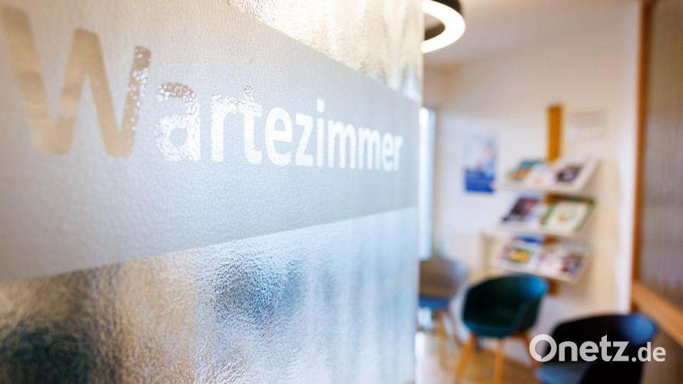 Wartezimmer werden laut Ärzteschaft immer wieder Schauplatz von Übergriffen. (Illustration) Bild: Daniel Karmann/dpa