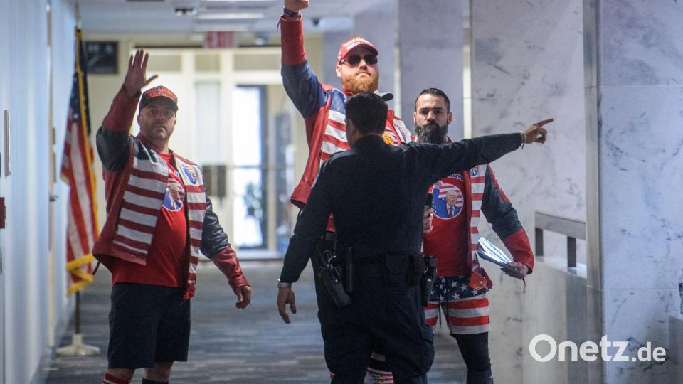 Ein Beamter der US-Kapitolpolizei hindert Anhänger von US-Präsident Trump sich dem Kapitol zu nähern. Bild: Rod Lamkey/AP/dpa