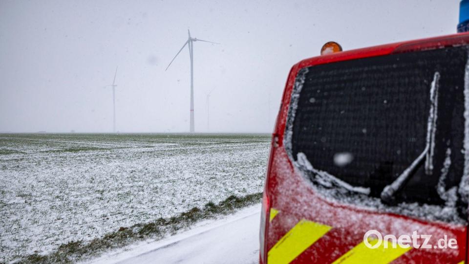 Die Feuerwehr wartet darauf, dass der abgeknickte Windrad-Flügel von selbst abfällt. Bild: Thomas Banneyer/dpa