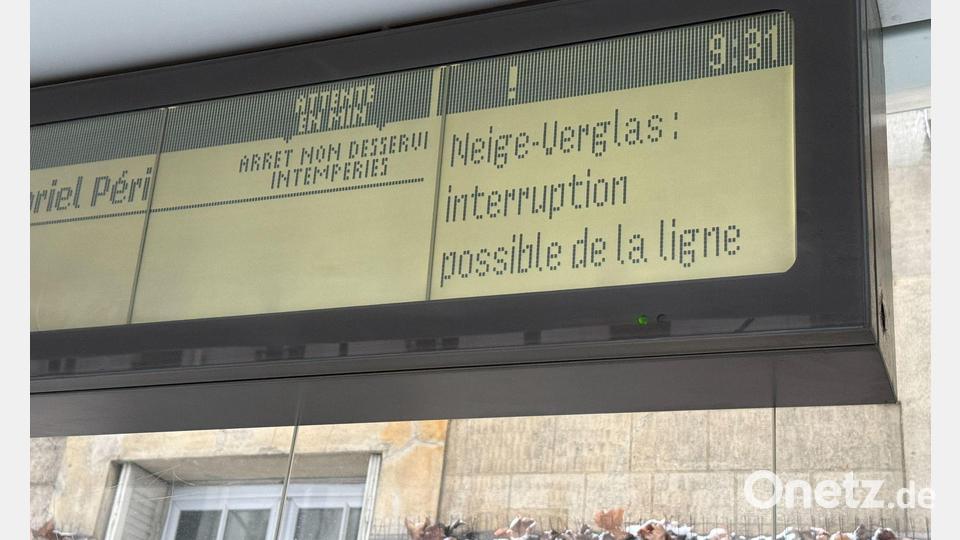 Auf den Bus können die Pariserinnen und Pariser wegen des Schnees am Morgen nicht setzen. Bild: Rachel Sommer/dpa