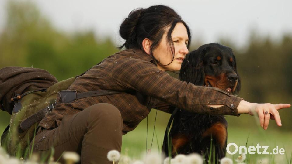 Jägerin Andrea Süß nimmt Jagdhündin "Nandl" auch für Natur- und Artenschutzprojekte des Vereins "Wildtierrettung Oberpfälzer Woid" mit ins Revier. Bild: Martina Tiedemann