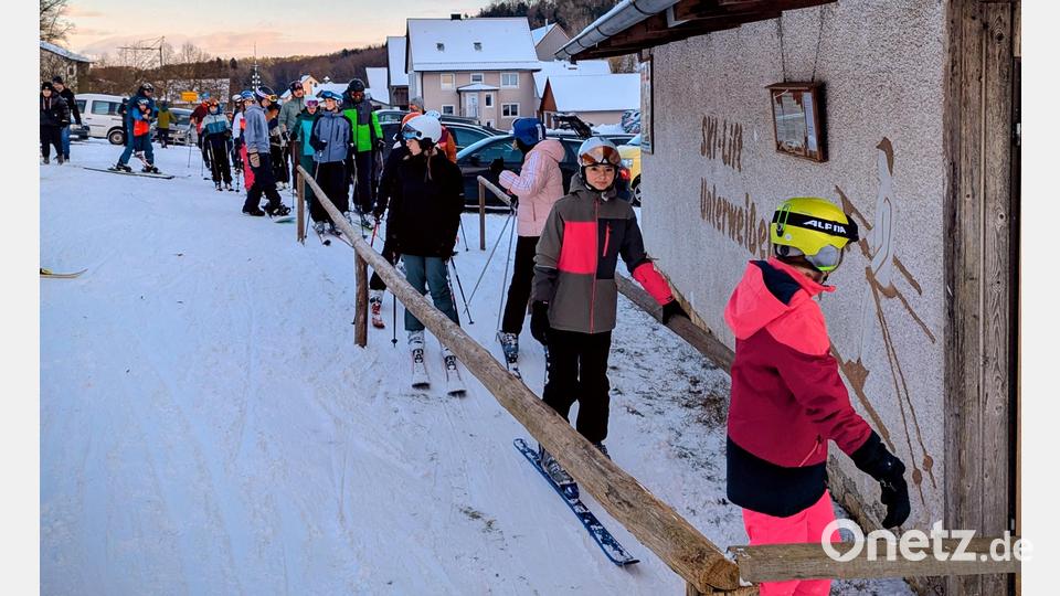 Zeitweise reichte die Schlange am Lift bis zum Parkplatz. Bild: Johannes Rumpler