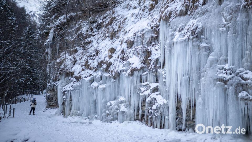 Riesige Eiszapfen hängen an einer Felswand in St. Gallen in der Schweiz. Bild: Gian Ehrenzeller/KEYSTONE/dpa