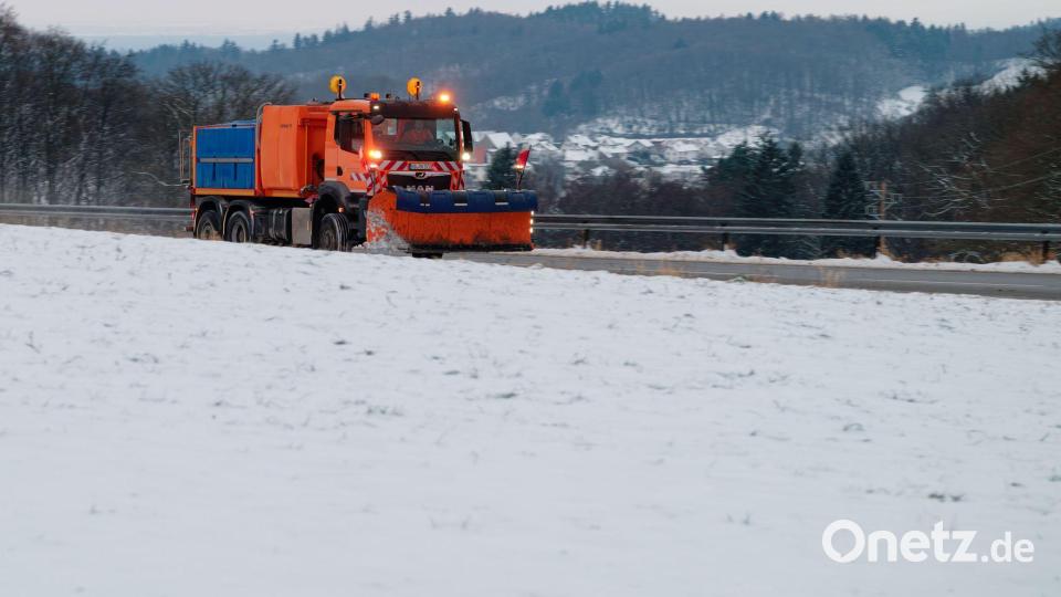 Schneepflug im Einsatz: Winter im Odenwald Bild: Uwe Anspach/dpa