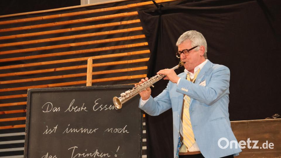 Michael Ophelders selbst gab auch einige virtuose Weisen auf der Klarinette zum Besten. Bild: rpp