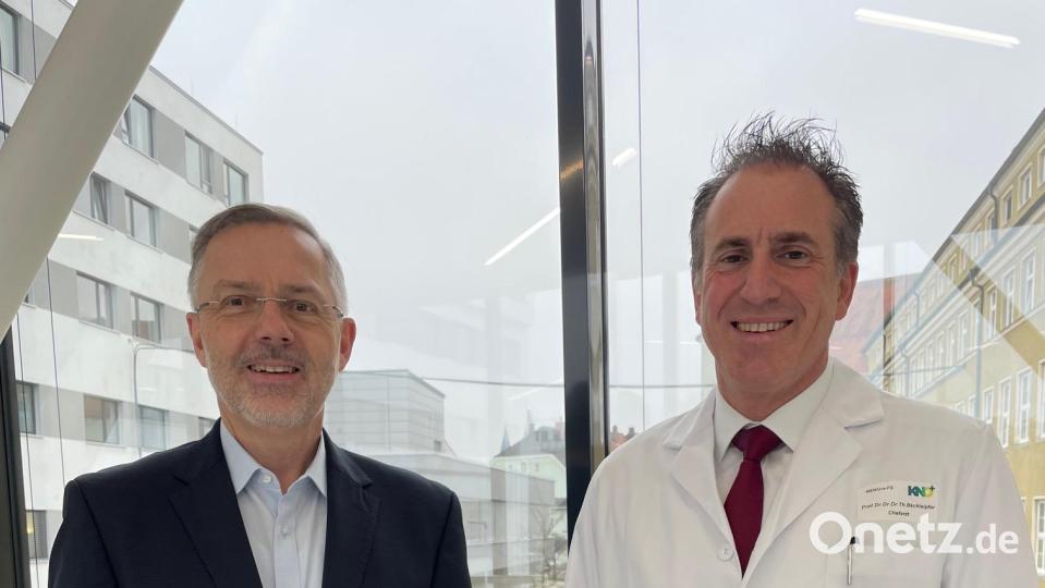 Michael Hoffmann (links) und der neue Ärztliche Direktor in Weiden, Prof. Thomas Bschleipfer. Bild: Friedrich Peterhans, KNO