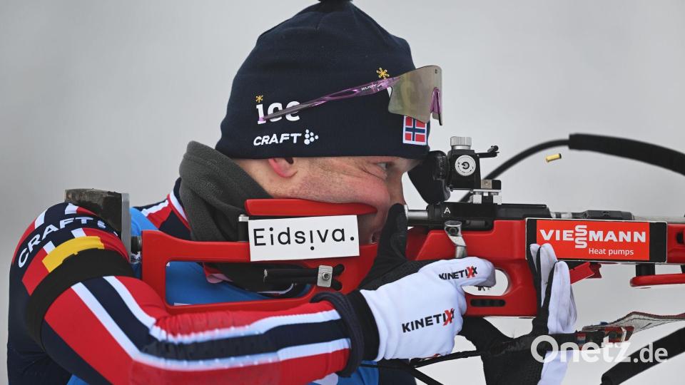 Johannes Dale-Skjevdal trägt wie alle norwegischen Biathleten Trainerflor. Bild: Hendrik Schmidt/dpa
