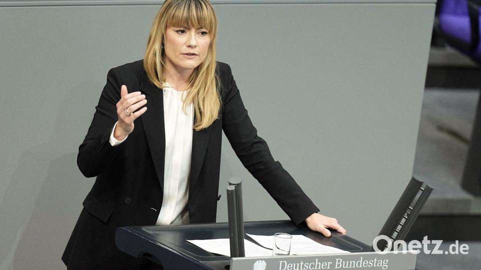 Die fluchtpolitische Sprecherin der Linksfraktion im Bundestag, Clara Bünger, findet, die Bundesregierung sei stark auf Abschiebungen fixiert. (Archivfoto) Bild: Michael Kappeler/dpa