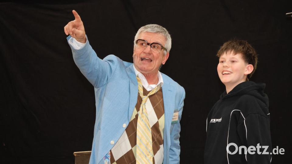 Finn aus dem Publikum half beim Reimen und trug selbst gekonnt ein Gedicht vor. Bild: rpp