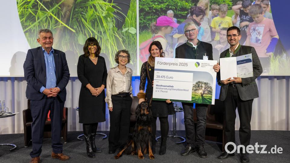 Förderpreis-Verleihung an den Teunzer Verein "Wildtierrettung Oberpfälzer Woid" mit Günter Süß (von rechts), Christoph Rudolf und Andrea Süß mit "Nandl" durch vbw-Vorstand Bertram Brossardt (von links), Carola Kupfer und Prof. Jennifer Gerend. Bild: vbw Stiftung Lebensgrundlagen Bayern
