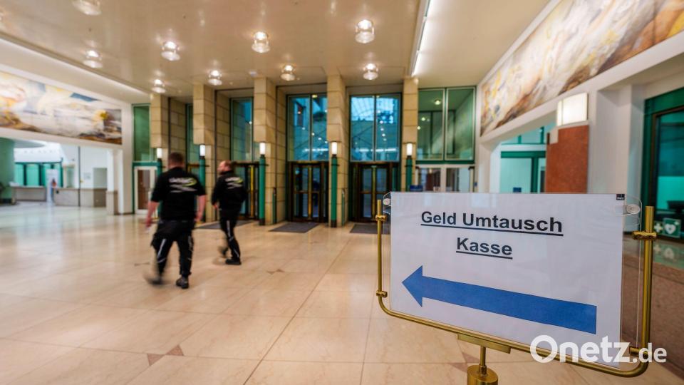 Wer noch alte Scheine oder Münzen findet, kann diese kostenlos bei allen 31 Filialen der Bundesbank oder per Postweg über die Bundesbank-Filiale in Mainz zum Umtausch einreichen. (Archivbild) Bild: Andreas Arnold/dpa
