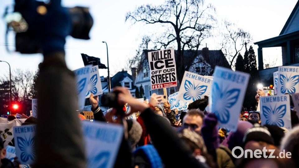 Menschen nehmen in Minneapolis an einem Protest und einer Mahnwache teil, nachdem ein Beamter der Einwanderungs- und Zollbehörde eine Frau erschossen hat. Bild: Christopher Katsarov/The Canadian Press/AP/dpa