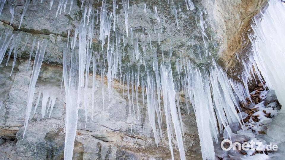 Ein herabfallender Eiszapfen trifft in Oberbayern einen Jungen. (Symbolbild) Bild: Daniel Karmann/dpa