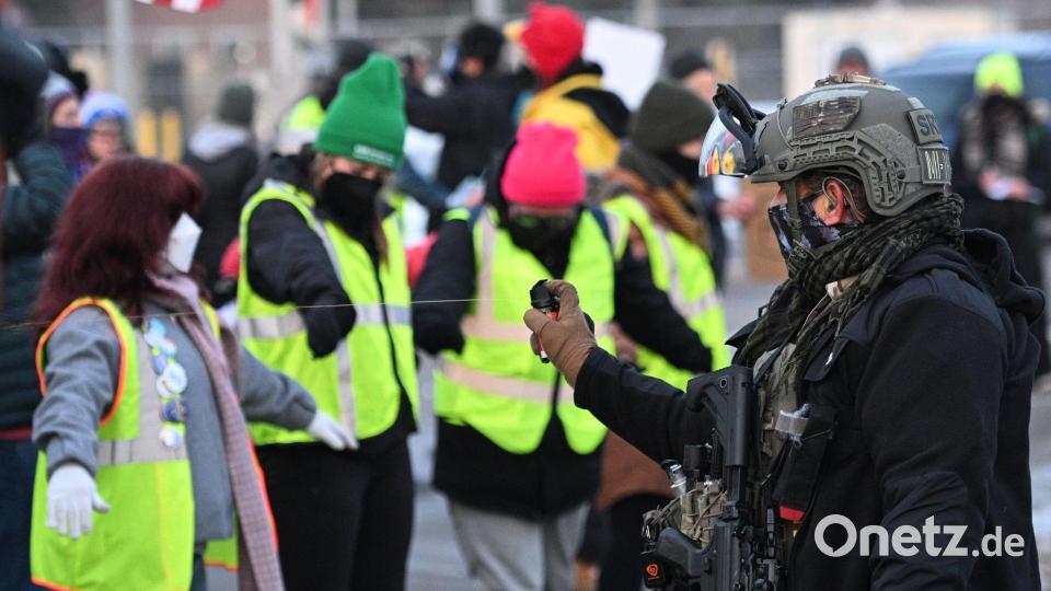 Protestierende stehen einen Tag nach dem Vorfall ICE-Beamten in Minneapolis gegenüber. Bild: Tom Baker/AP/dpa