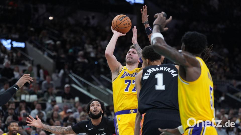 Luka Doncic verlor trotz starker Leistung mit den Los Angeles Lakers gegen San Antonio. Bild: Eric Gay/AP/dpa