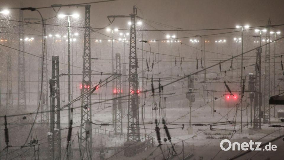 ICEs im Schnee in Hamburg Bild: Christian Charisius/dpa