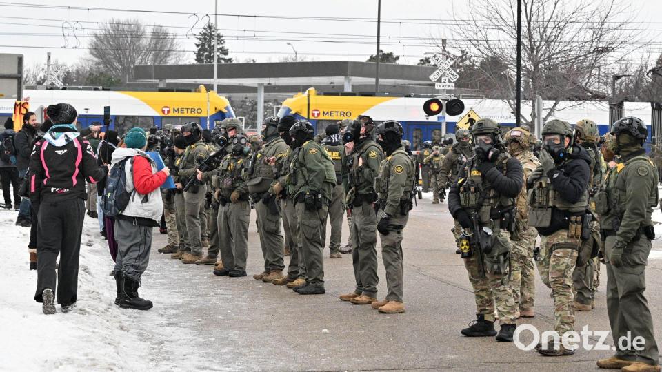 Protestierende stehen einen Tag nach dem Vorfall ICE-Beamten in Minneapolis gegenüber. Bild: Tom Baker/AP/dpa
