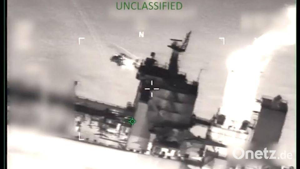 Dieses aus einem vom US-Verteidigungsministerium zur Verfügung gestellten Video und via AP veröffentlichte Foto zeigt, wie US-Streitkräfte am frühen Mittwoch in der Karibik an Bord der M/T Sophia gehen. Bild: Uncredited/U.S. Department of Defense via AP/dpa