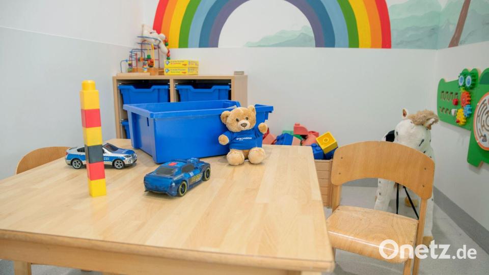 Klinikteddy tröstet derzeit den kleinen Jungen, der von einem manngroßen Eiszapfen getroffen wurde. (Handoutfoto) Bild: -/BG Unfallklinik Murnau/dpa