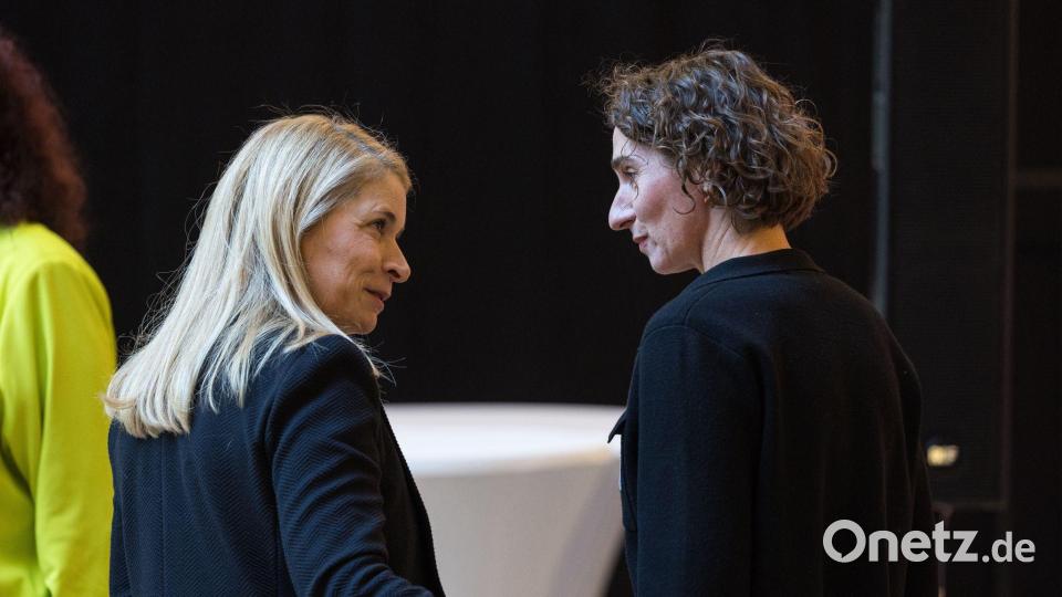 Verstehen sich gut: Bahnchefin Palla (l.) und die stellvertretende EVG-Vorsitzende Cosima Ingenschay. (Archivbild) Bild: Hannes P. Albert/dpa