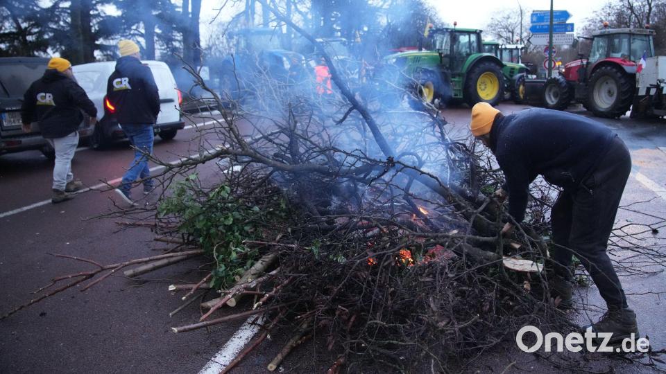 Auch Zufahrtsstraßen nach Paris wurden blockiert. Bild: Christophe Ena/AP/dpa
