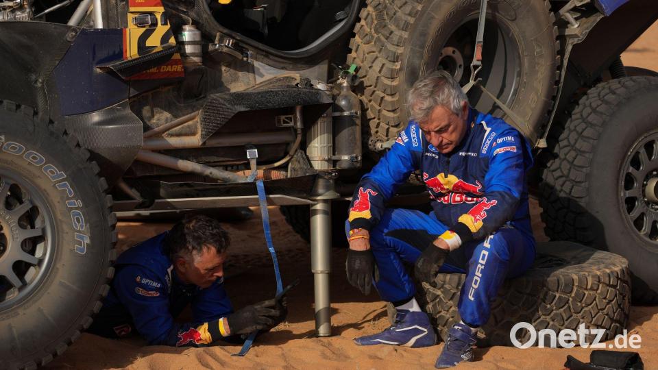 Dakar-Rallye: Sainz und Cruz reparieren Auto Bild: Thibault Camus/AP/dpa