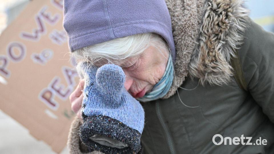 Eine Frau trauert um die nach Schüssen von ICE-Beamten Verstorbene. Bild: Tom Baker/AP/dpa