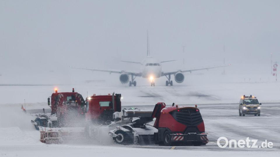 Winterdienst am Flughafen Hamburg Bild: Christian Charisius/dpa