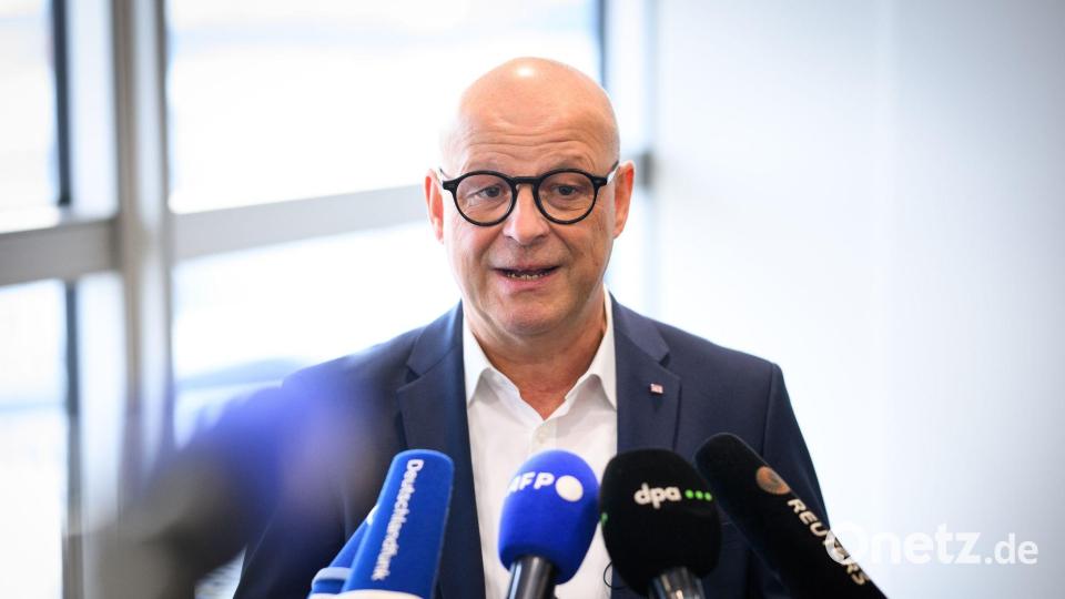 Ein erstes Angebot der Arbeitgeberseite werde es am ersten Verhandlungstag nicht geben, betonte Bahn-Personalvorstand Martin Seiler vorher. Bild: Bernd von Jutrczenka/dpa