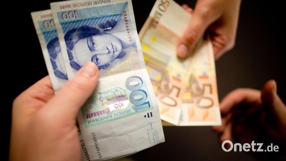 Zufallsfund oder aus Nostalgie über Jahre aufbewahrt: Jahr für Jahr tauschen Menschen Millionensummen alter D-Mark-Bestände bei der Bundesbank in Euro um. (Symbolbild) Bild: Kay Nietfeld/dpa