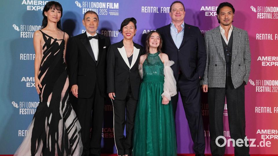 Die Schauspieler Mari Yamamoto, Akira Emoto, Regisseurin Hikari und die Schauspieler Shannon Mahina Gorman, Brendan Fraser und Takehiro Hira aus „Rental Family“. (Archivbild) Bild: Scott A Garfitt/Invision/AP/dpa