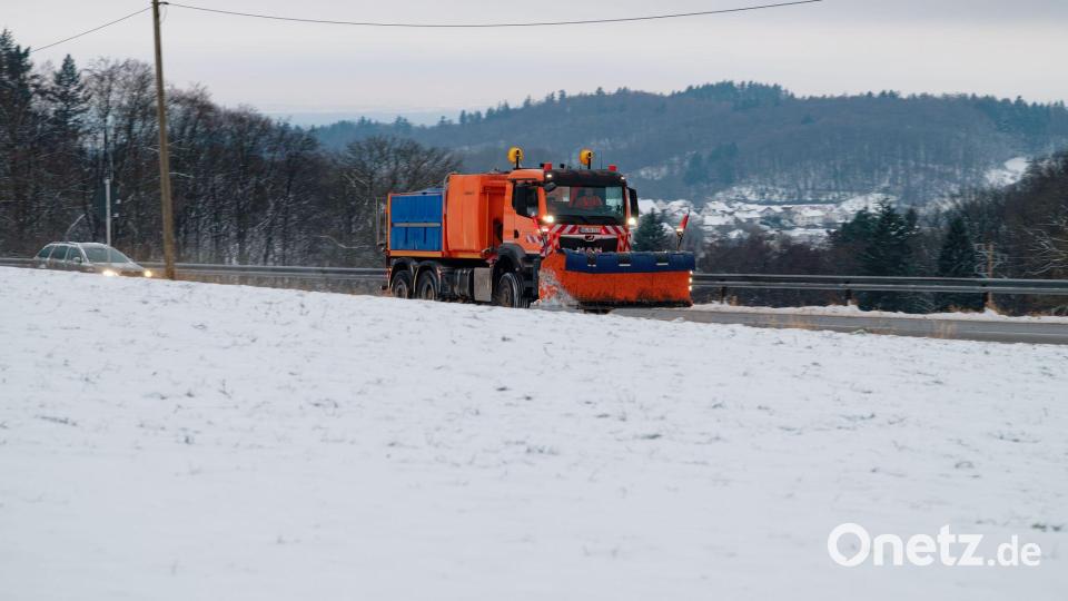 Die Schneefahrzeuge haben bei diesem Wetter viel zu tun. Bild: Uwe Anspach/dpa