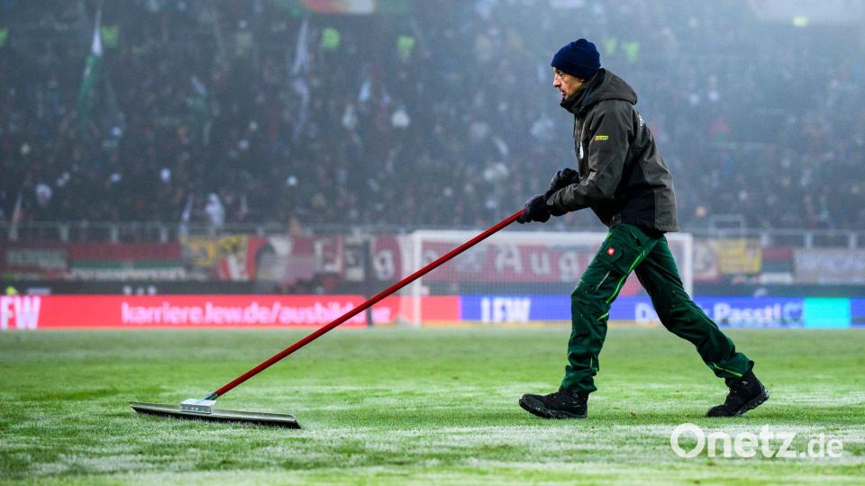 Schnee schippen ist angesagt: Die Fußball-Bundesliga vor dem Start. (Archivbild) Bild: Tom Weller/dpa