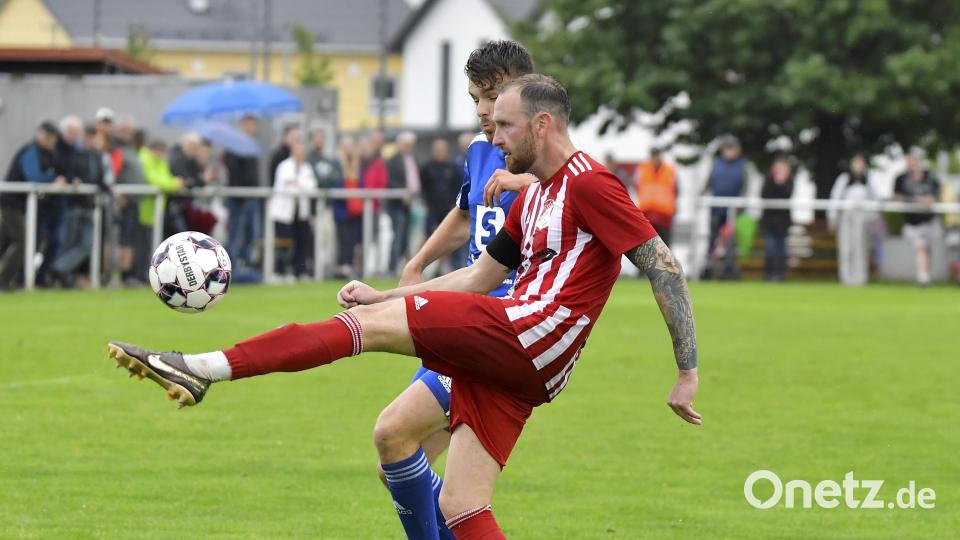 Remigiusz Szewczyk (vorne) wird im Sommer Spielertrainer beim SC Germania Amberg. Bild: Hubert Ziegler