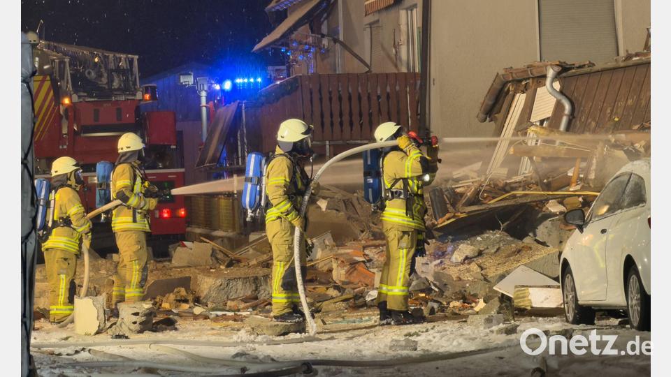 Explosion in Wohnhaus in Albstadt: Feuerwehr im Großeinsatz Bild: Jannik Nölke/dpa