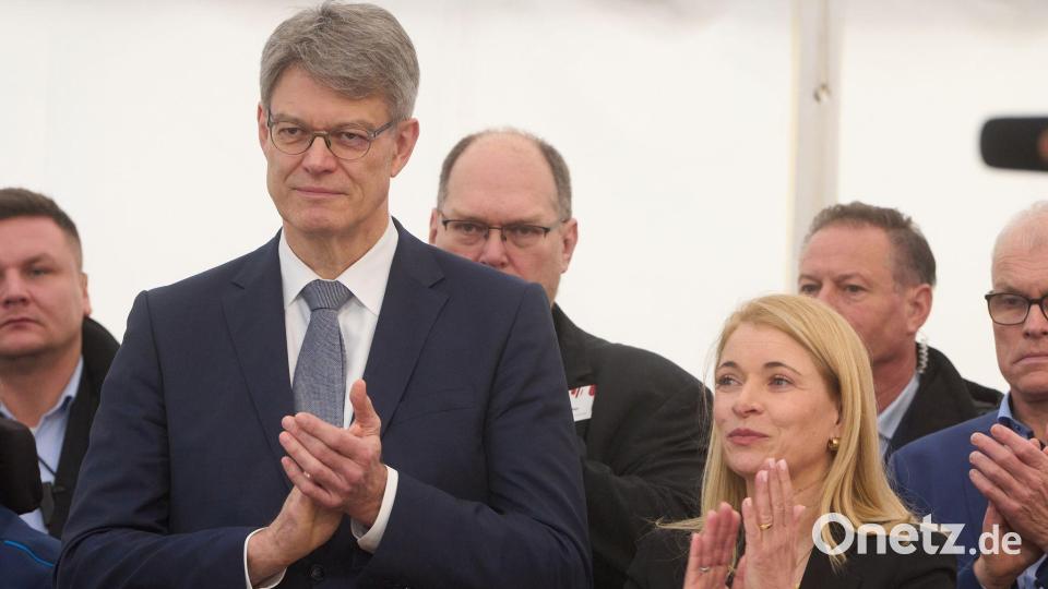 Pallas Berufung an die Konzernspitze war Teil der neuen Bahnstrategie von Bundesverkehrsminister Patrick Schnieder (CDU, l.). (Archivbild) Bild: Thomas Frey/dpa